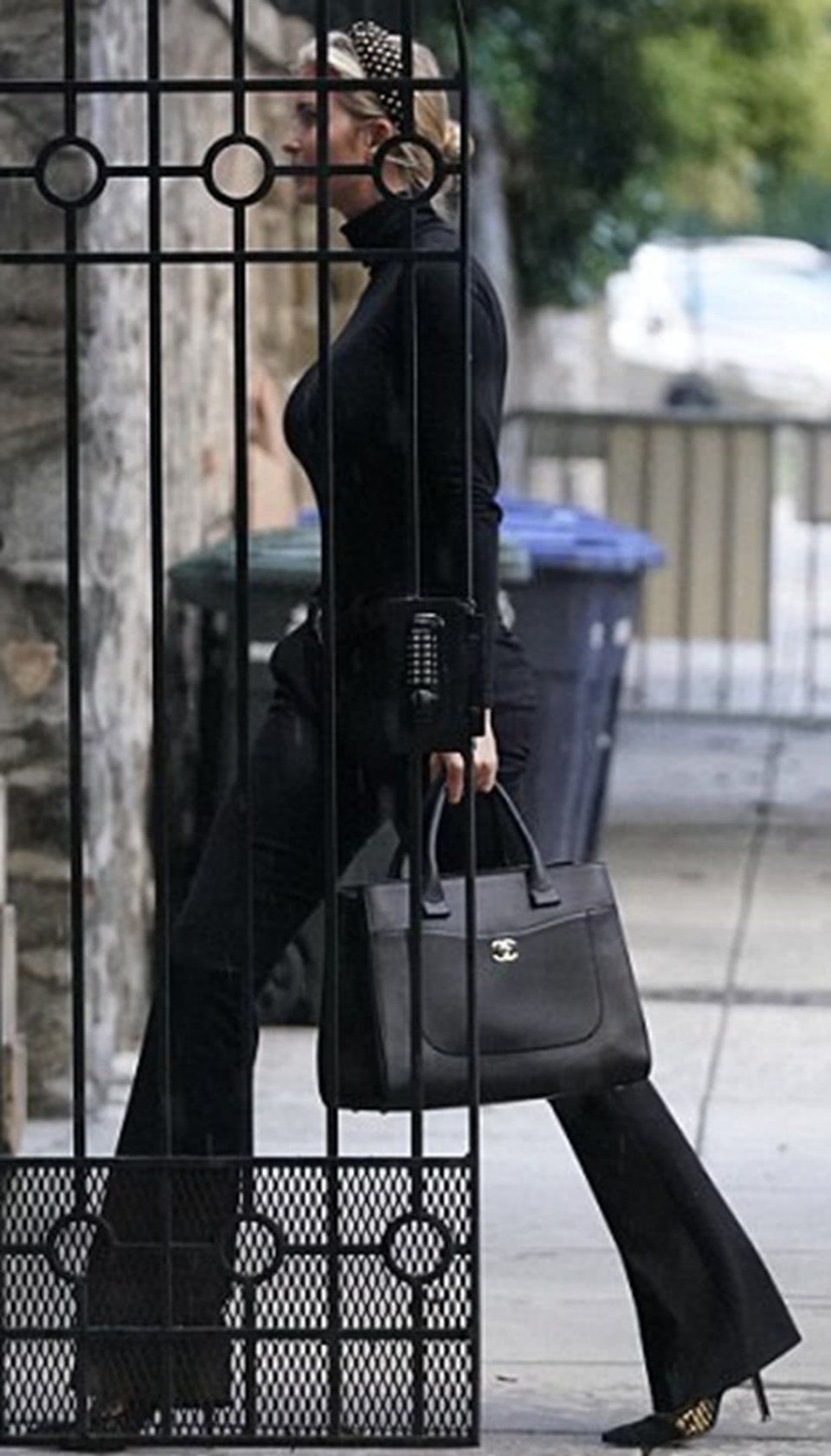 伊万卡身穿心机套装大秀长腿蛮腰，强大气场将街道走成秀场T台!