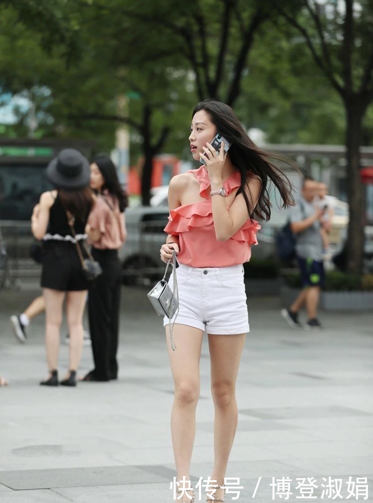 「粉色」美女街拍:橘粉色的荷叶边上衣,衬出美女的似水温柔!