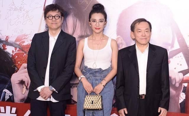  『女人』女人已过40少穿连帽卫衣牛仔裤子，条纹衬衫搭配牛仔裤子，真显年轻