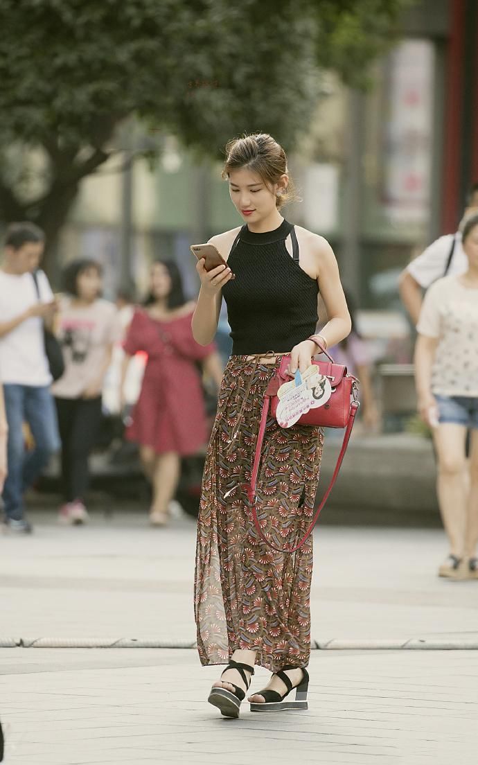 街拍 玲珑有致的身材 美女小蛮腰优雅又迷人