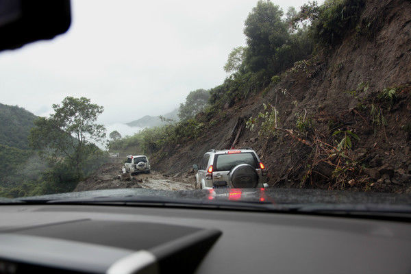 自驾霸道穿越丙察察闯西藏，悬崖边上走一遭，遭遇塌方，泥地陷车