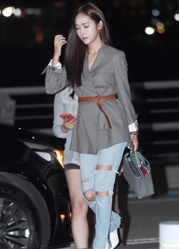 郑秀妍粉底没抹匀?脸比脖子白了几个度，下半身的搭配亮了!