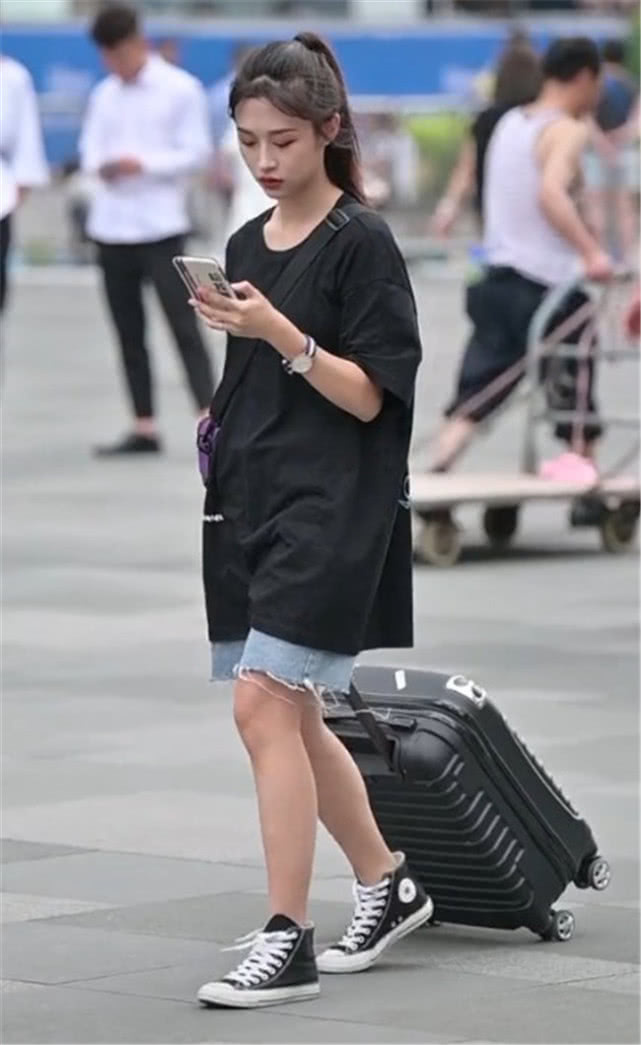  『柯基』小姐姐真勇敢，裤子被遮得只有5cm长，想不变柯基腿都难了！