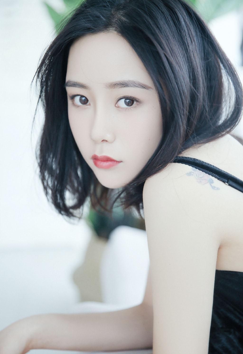 极品少妇性感吊带黑色诱惑写真图片