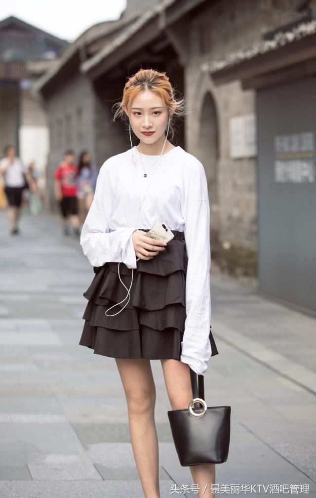 街拍成都美女，网友:姐的大长腿真不是传说!