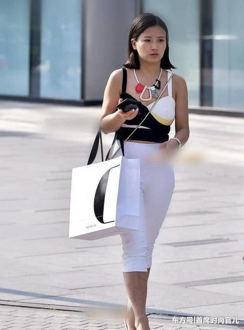 小姐姐搭配紧身打底裤，别有一番气质，魅力十足！