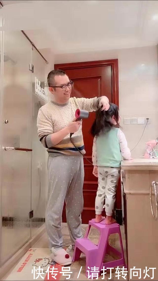  『拖鞋』涂磊给女儿吹头发，穿家居服配粉拖鞋好土萌，顾家的男人就是时髦