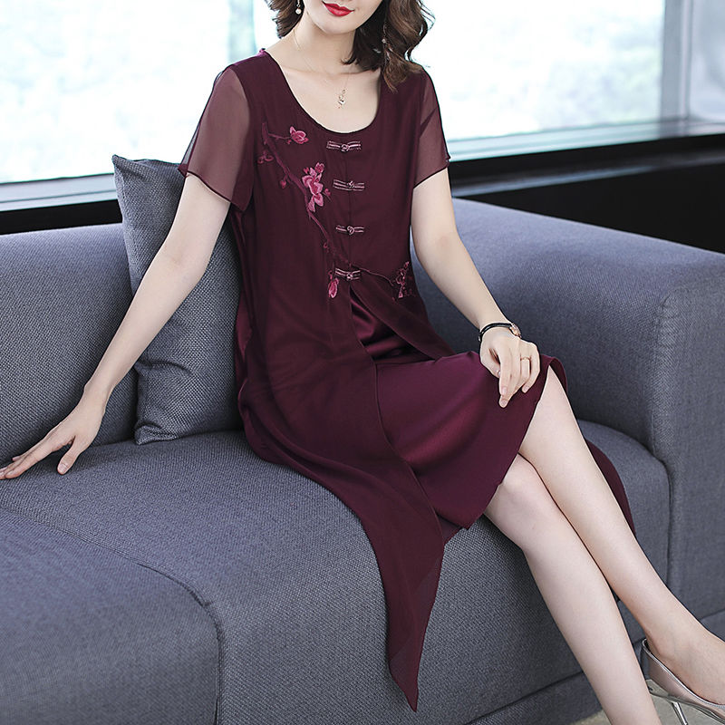 布料越少女人就越爱穿，这种连衣裙简直就是女人的天敌