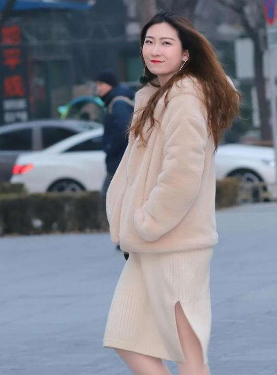 『美女』街拍:面带微笑的美女,一件毛绒外套配米色开叉裙,时尚女神气质