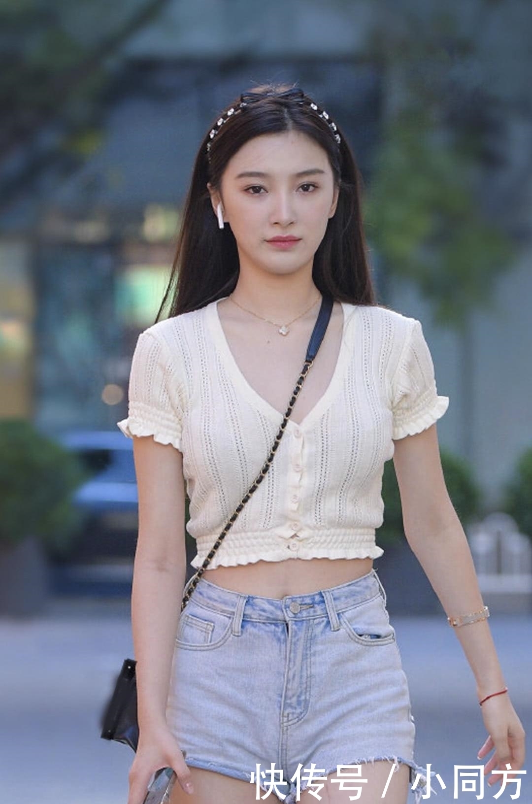 小姐姐|街拍:偶遇心形裤的小姐姐,甜美微笑看了令人怦然心动!