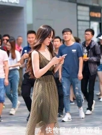 『优雅』街拍:雪肤花貌的小姐姐,一条黑色的吊带连衣裙,时尚优雅女人味