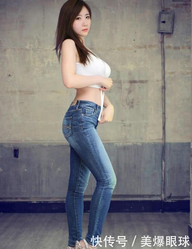 妹子们穿上紧身牛仔裤，配上不同的上衣，便能穿出不同的感觉