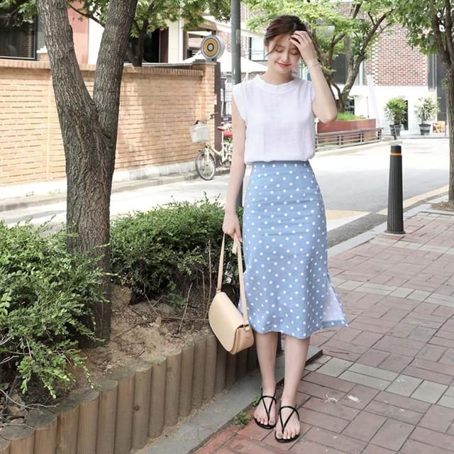 你的盛世美颜需要一款包臀裙来衬托，穿包臀裙+高跟鞋，性感迷人