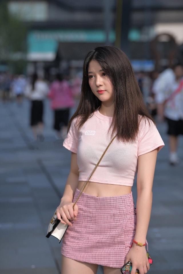 穿出|时尚穿搭:粉红色系穿搭:阿姨也能穿出“少女感”
