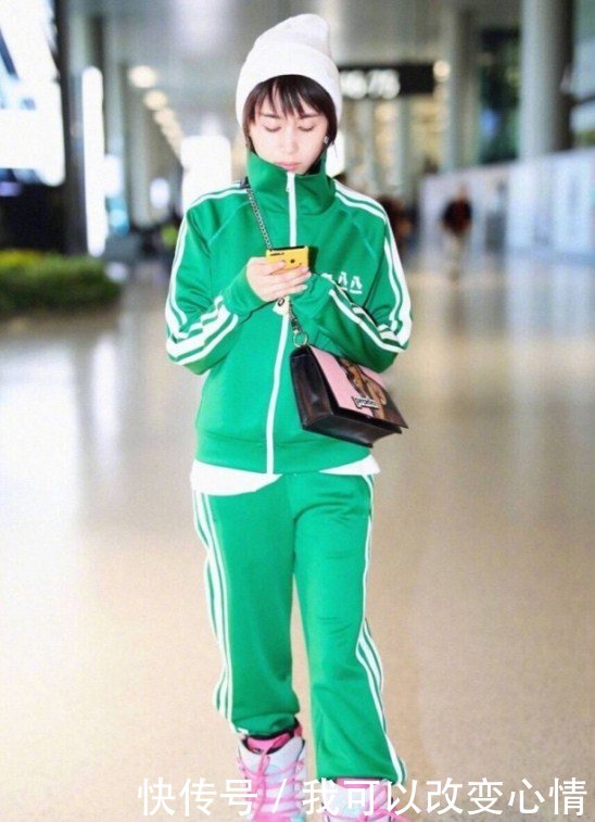 王子文穿“巨人靴”，鞋子比头还大还宽，走路抬得动脚吗？