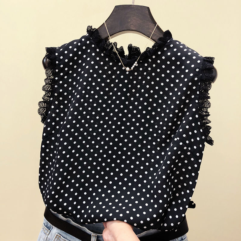 现在的小姐姐真会搭，出门旅游穿这“娃娃衫”，贼白嫩减龄