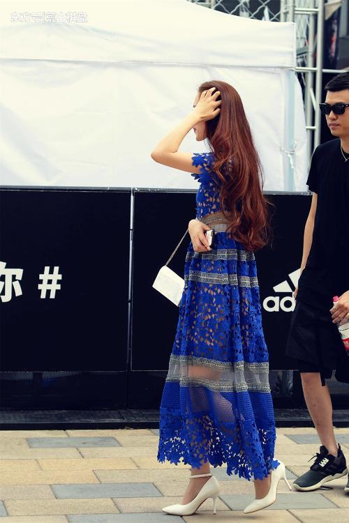 出门为什么要穿尖头细高跟,看了她们的搭配,你也会选这款鞋子