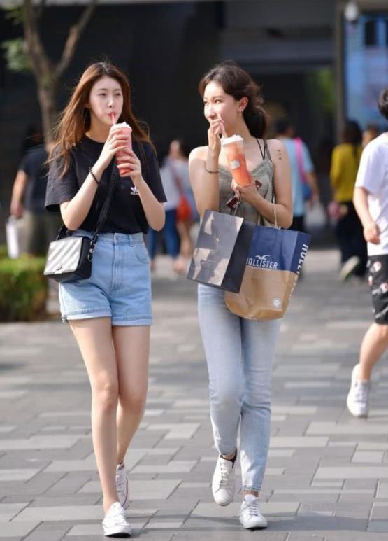  『气质』街拍：气质不凡的美女，身穿短款上衣搭配牛仔裤，展现端庄优雅的魅力