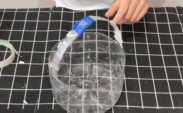  [油桶]空油桶真是个“宝”，把毛线缠在空油桶上，全家人都要抢着用！