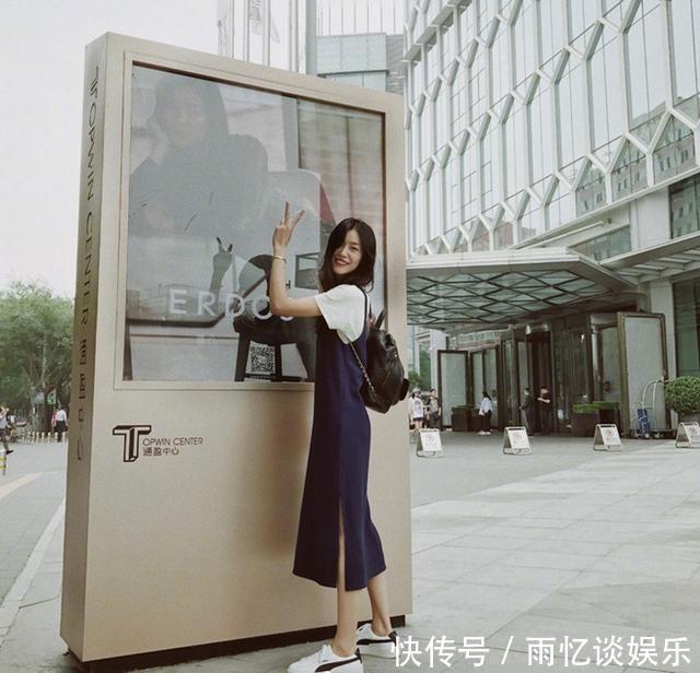 刘雯清新范儿现身，却在小白裙里面穿长裤，网友：超模任性呗！