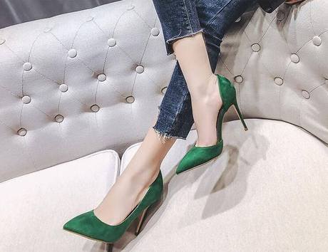 尖头设计优雅时尚，性感高跟沸腾拉长腿部线条