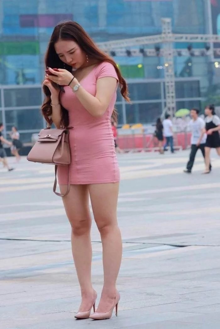 紧身包臀裙让成熟辣妈更吸睛，勾勒丰腴身材很显气质