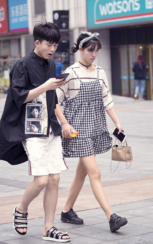 路人街拍:纯色吊带短款上衣+高腰半身裙,休闲时尚显气质