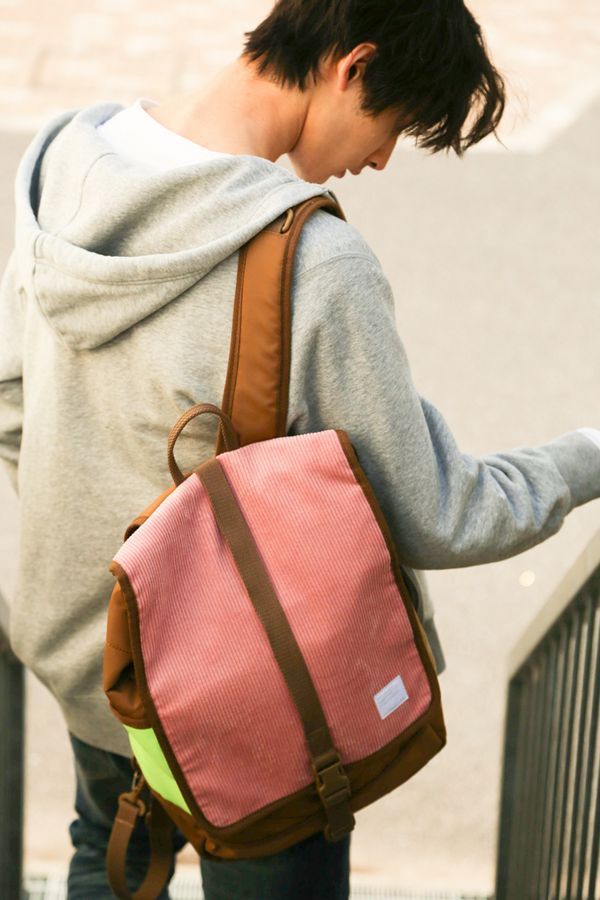 如何通过一个人的背包来判断他是否有趣?