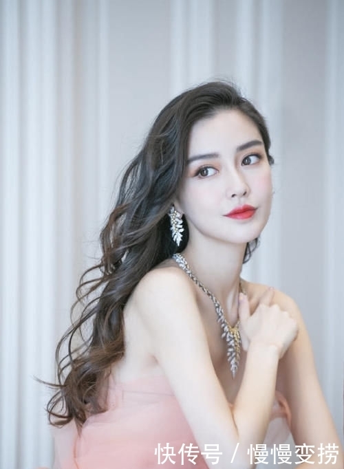 『 杨颖』瞬间少女感十足，杨颖新造型也太美了一袭抹胸薄纱裙配波浪卷