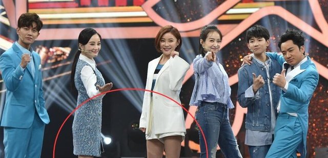 袁姗姗未PS街拍流出，瞬间怀疑她马甲线是不是假的