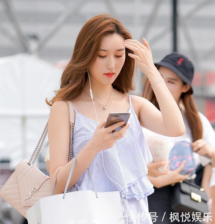 「秀气」街拍小姐姐的汉服比较秀气,有种小家碧玉的感觉