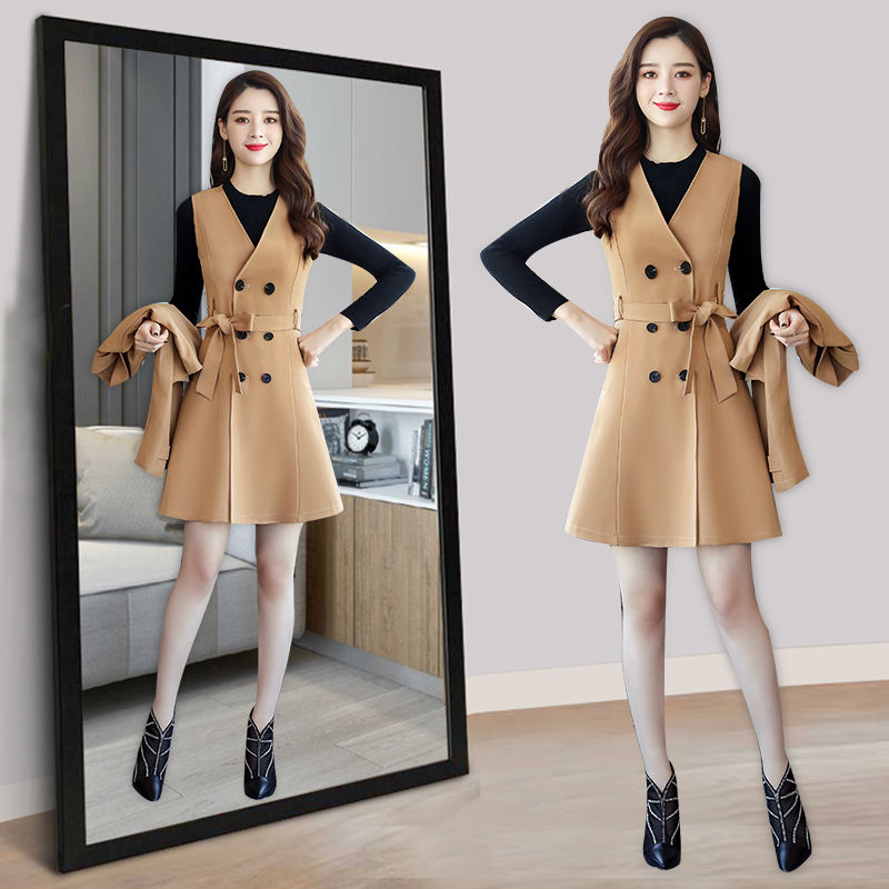 假如我30几岁,旗袍白送我也不穿,小香风套装搭裸靴,别提多美