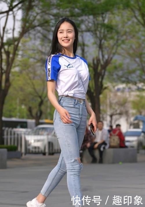 简洁:牛仔裤衬托简洁清新的时尚风,帅气大方穿出自己的品质感