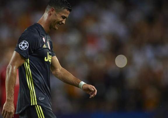 欧冠：C罗吃到争议红牌流泪离场，如被追加处罚将错过客战曼联