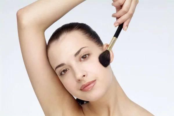 夏季容易出汗脱妆，告诉你几个定妆小技巧！