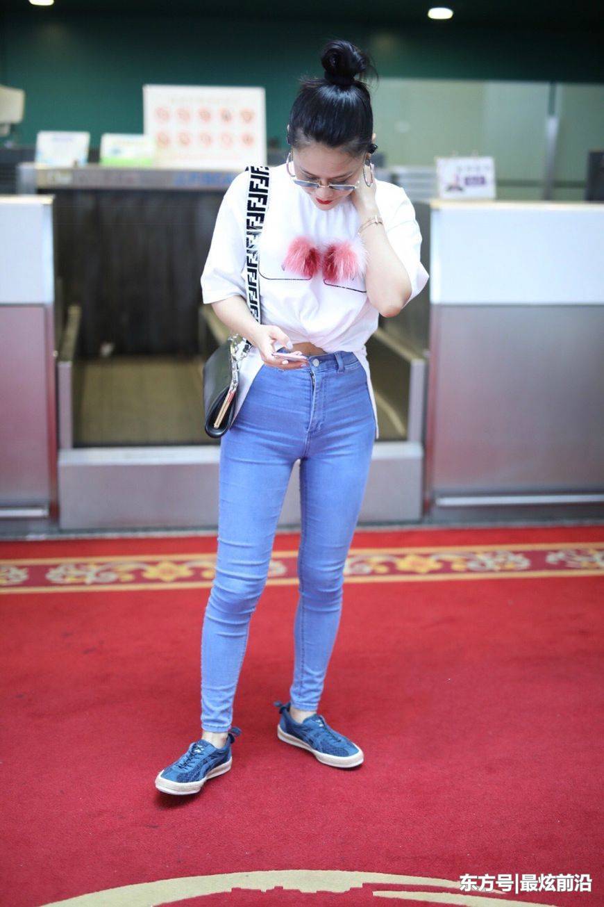 袁娅维对自己真狠！这么紧的裤子硬穿进去，视觉效果却有点尴尬