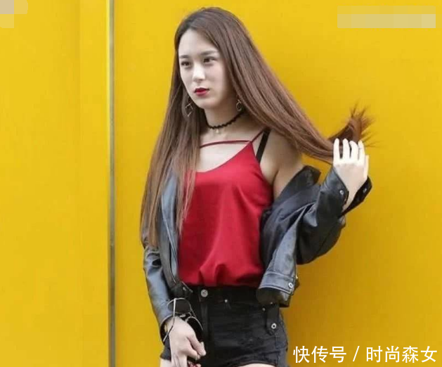 街拍：风姿绰约冰清玉洁的小姐姐，打扮性感显瘦美感十足很有范！