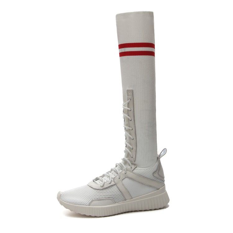 初秋正流行的“袜子鞋”,搭配牛仔裤,比高跟鞋还优雅,谁穿谁美