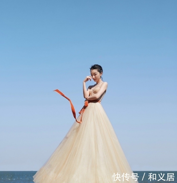  「裸色」周冬雨穿裸色纱裙大秀美背 肤白貌美娇俏可人