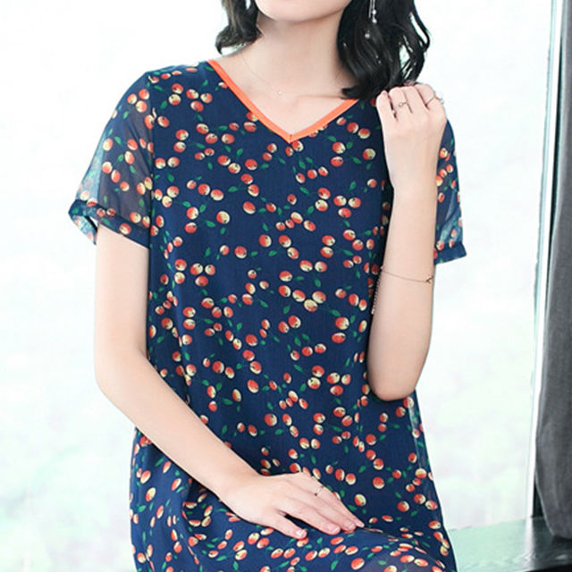 女人尽量不要穿黑裤子，瞧瞧港式女人这样穿，太惊艳了，美飞