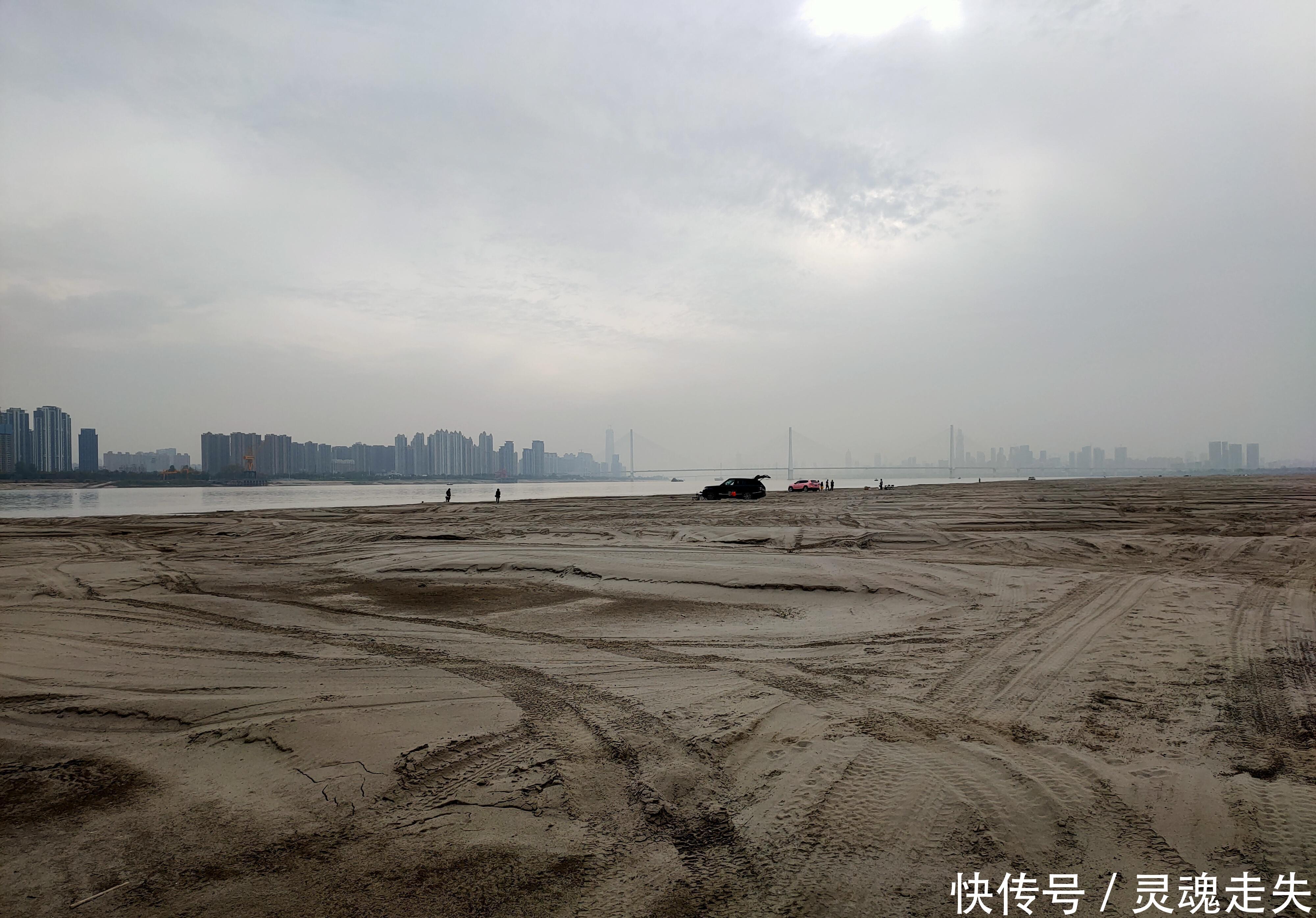 在武汉长江中的天兴洲找寻都市里的沙漠，沙漠里有绿洲，仿佛还有