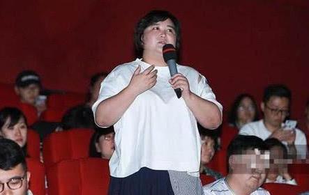 看完160斤贾玲与86斤唐嫣同穿白色T恤衫，就懂没胸也要减肥