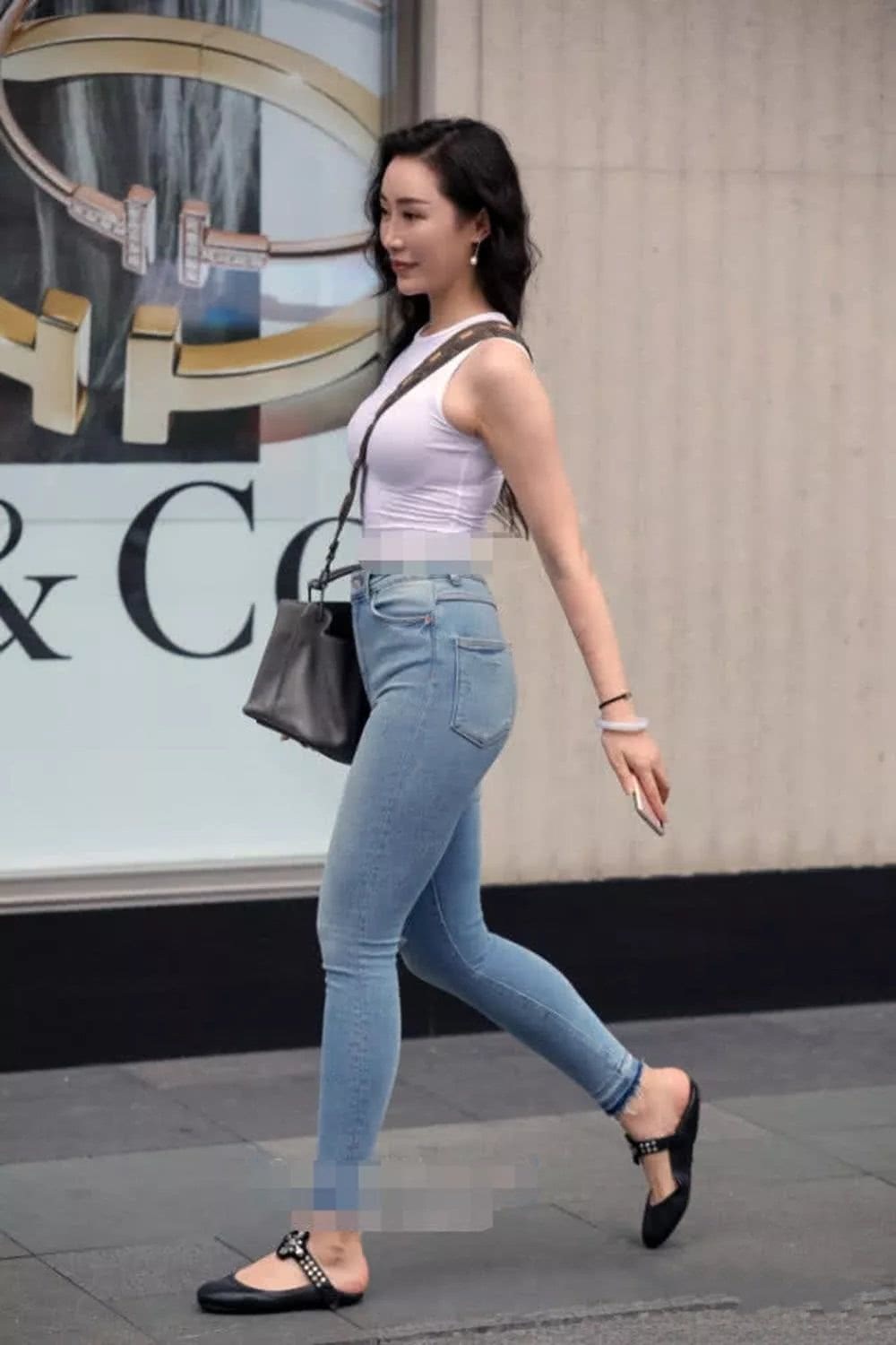 服了这3个姐姐！这么紧的牛仔裤也硬塞进去，却收到不一般的效果