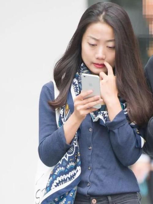  「棕色」街拍：身材苗条的美女，一件棕色短袖配浅色牛仔裤，青春活力气质