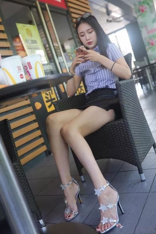 美女街拍:快餐店的性感皮裙包臀长腿美女，如此性感是你的菜吗?