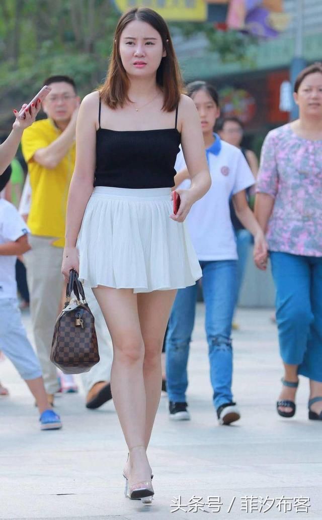 街拍：圆润小姐姐穿柔美的白色裙出街，散发出无尽的青春魅力！