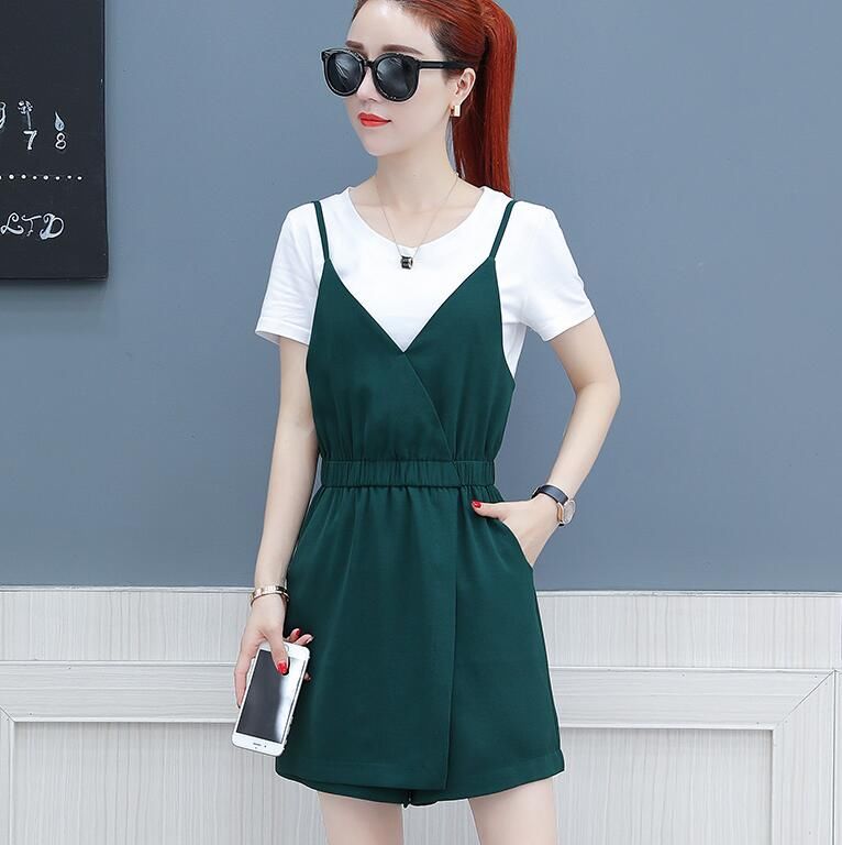 不愧是70后老婆，年龄虽快上50，穿短裤套装+高跟鞋，嫩炸美