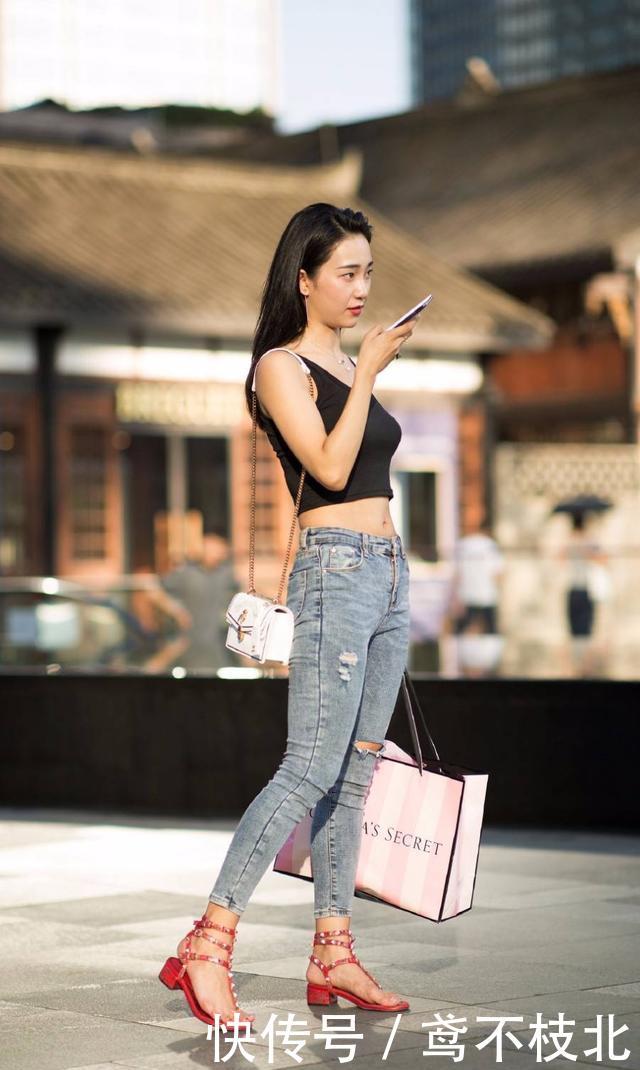 『 气质』展示窈窕的身姿和迷人的气质,街拍:小姐姐简单的穿搭