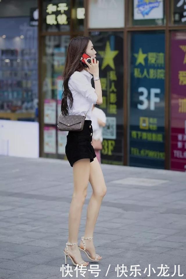 「美女」街拍:美女吊带的短裙套装搭配高跟鞋,浅灰色的色系非常的清新可人