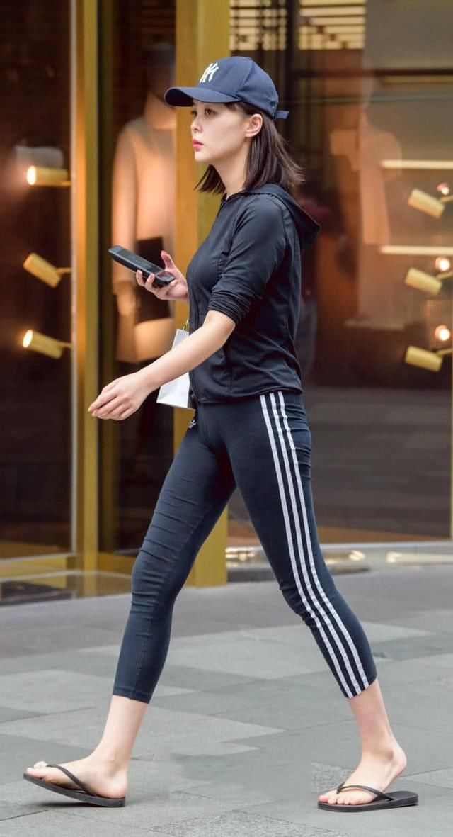 健身教练来不及换衣服穿着运动裤就出街了，火辣的身材非常迷人